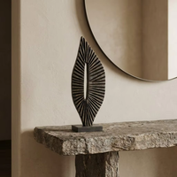 Sculpture en bois verticale en forme de feuille avec rainures radiales effet soleil, pièce d'art abstrait moderne avec base pour table console ou cheminée