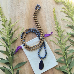 Mala in diaspro venato, ciondolo in lapislazzuli, collana da meditazione con 108 perle annodate a mano, gioielli yoga, cristalli curativi, regalo per la connessione con la terra - Product Image 2