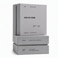 Boîte-cadeau grise en carton avec couvercle et base, emballage personnalisé avec logo pour présentation haut de gamme en magasin