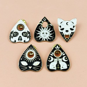 Pins de esmalte de gato gótico, sol y luna, juego de broches de metal de brujería, insignias personalizadas para mochila y sombrero, decoración de Halloween al por mayor - Product Image 1