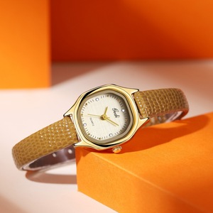 Reloj de cuarzo retro de moda con esfera exquisita y compacta con patrón de tela de nicho de lujo ligero - Product Image 3