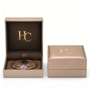 กล่องใส่สร้อยข้อมือแบบหรูหรา กล่องของขวัญเครื่องประดับหนัง PU แข็งแบบกำหนดเอง พร้อมซับในผ้ากำมะหยี่ ปั๊มฟอยล์โลโก้ตามสั่ง ขายส่งจากโรงงาน - Product Image 1