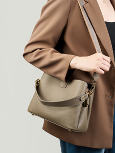 Sac seau en cuir de vachette véritable de qualité supérieure, sac à bandoulière multi-positions avec trois sangles, sac à main polyvalent pour femme - Product Image 3