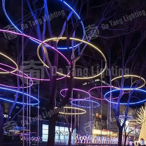 Anneau lumineux suspendu pour sapin de Noël, idéal pour les marchés de Noël, les jardins, les parcs et les décorations paysagères festives - Product Image 4
