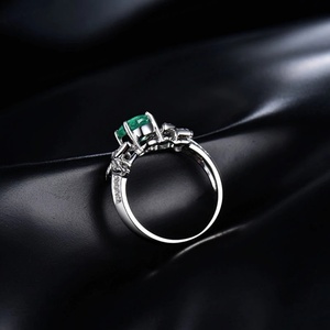 แหวนเงินแท้ S925 ประดับพลอยธรรมชาติทรงรี 5x7 มม. สีเขียวมรกตสังเคราะห์ ประดับเพชร CZ และมอยส์ซาไนต์ ดีไซน์อินฟินิตี้ สำหรับผู้หญิง - Product Image 5