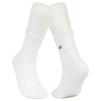 Chaussettes d'équipage en coton blanc pour femmes avec logo brodé Design antidérapant pour un usage quotidien au printemps et en été
