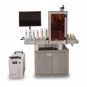 Machine de marquage laser UV à positionnement automatique pour codes anti-contrefaçon cosmétiques, avec couvercle de protection et conception compacte peu encombrante - Product Image 1