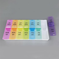 Pilulier personnalisé 7 jours deux rangées 14 compartiments en plastique pilulier hebdomadaire couvercle de couleur arc-en-ciel