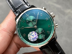 Reloj automático premium de estilo casual para hombre, con correa de cuero negra, números arábigos clásicos, cronógrafo y esfera verde. - Product Image 3