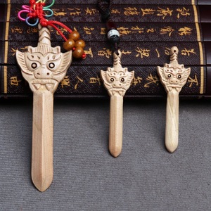 Porte-clés pendentif épée en bois de pêche Hongju Pavilion, tête de dragon sculptée, petit accessoire pour breloque de sac - Product Image 1