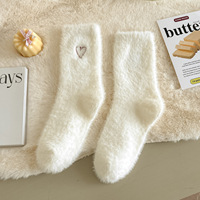 Automne hiver épaissi moyen Tube chaussettes blanc brodé coeur sol chaussettes en peluche hiver pantoufle chaussettes pour femmes confortable élégant
