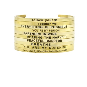 Bracelet en acier inoxydable plaqué or 4 mm gravé, forme C, inspirant, pour le bureau/la carrière, avec inscription BREATHE DREAM FEARLESS - Product Image 1