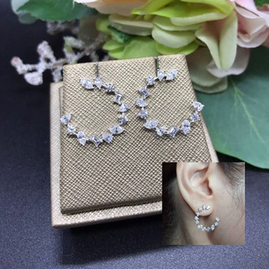 Orecchini a Perno Geometrici a Forma di C con Cristalli per Donne, Accessori Eleganti e Minimalisti per Uso Quotidiano - Product Image 3