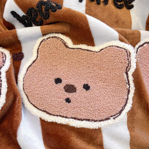 Juego de funda nórdica de <span class=keywords><strong>invierno</strong></span> de cuatro piezas de terciopelo de leche de doble cara grueso con bordado de dibujos animados OEM - Product Image 4