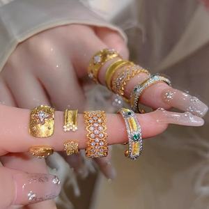 Anillo de dedo ajustable con diamantes de imitación y corazón chapado en oro vintage - Product Image 1