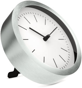 Petite horloge murale et de table analogique à quartz en aluminium brossé argenté de 6 pouces avec un design moderne, alimentée par piles - Product Image 3