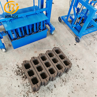 Machine manuelle de fabrication de briques de terre compactée emboîtables pour pavés en Zambie