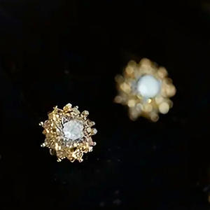 Orecchini a lobo di lusso in oro con diamanti, oro massiccio 18K, taglio brillante rotondo, design floreale, montatura a griffe, classici da donna per tutti i giorni - Product Image 5