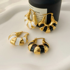 <span class=keywords><strong>Orecchini</strong></span> Artistici in <span class=keywords><strong>Acciaio</strong></span> Inossidabile con Design Circolare Bianco e Nero a Goccia d'Olio, Forma Geometrica Traforata per Ragazze, Vendita all'Ingrosso - Product Image 5