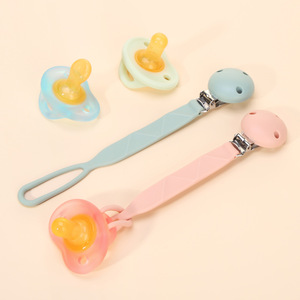 Chaîne de sucette pour bébé en silicone avec attache anti-perte, anneau de dentition et chaîne de confort, 0-12 mois, calibre standard, forme cœur - Product Image 1