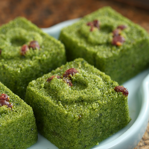 Pastel Mochi de Frijoles Rojos Congelados Hechos a Mano con Hierbas Naturales: Regalo Asiático Festivo, Postre de Vacaciones, Comida Tradicional de Vapor - Product Image 5