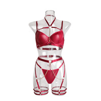 Nouvelle Lingerie Sexy 2026 – Ensemble Quatre Pièces en Cuir Rouge Brillant avec Anneaux Métalliques et Chaînes – Pure Passion – ODM