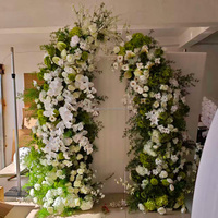 Goldener Hornbogen-Hintergrund mit Grünen Hortensien, Weißen Rosen, Seidenblumen und Eukalyptus-Grün für Hochzeitszeremonien, Bühnen, Partys und Events