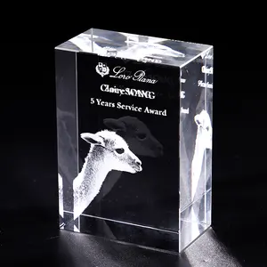 Lembrança de cristal transparente de ovelha em cubo de vidro de cristal K9 com gravação a laser 3D personalizada