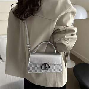 Sac à main en cuir à carreaux deux tons avec bandoulière à boucle en métal - Product Image 5