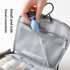 Support de brosse à dents en silicone en forme de poisson mignon avec base à ventouse, étui portable pour brosse à dents, idéal pour la salle de bain et les voyages, prêt à être expédié - Product Image 4