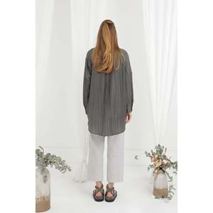 เสื้อเชิ้ตผู้หญิง LOREEN ดีไซน์ทันสมัย สีแอนทราไซต์ กระดุมมุก พร้อมดีเทลชายเสื้อด้านหลัง - เสื้อแขนยาวอเนกประสงค์สำหรับใส่ทำงานและลำลอง - Product Image 3