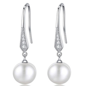 Orecchini pendenti con perle sintetiche lucenti per donna, gioielli vintage eleganti e delicati - Product Image 1