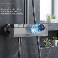 Système de douche thermostatique en laiton poli avec affichage numérique de la température, commande par touches, design minimaliste carré, pommeau de pluie supérieur