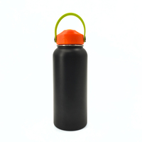 Grande bouteille d'eau isotherme de 32 oz en acier 304, gobelet isolé noir avec couvercle à paille breveté et poignée rotative, pour le bureau, le sport et la randonnée