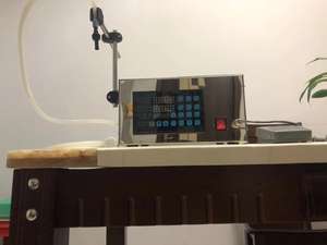 Machine de remplissage semi-automatique de liquides GFK-280 pour petites bouteilles en plastique (eau, huile, parfum) – Remplisseuse de boissons de haute qualité - Product Image 5