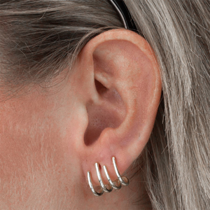 Pendientes de Joyería Fina CANNER, Plata de Ley S925, Diseño de Barra Trenzada con Incrustaciones de Oro de 18K, Venta al Por Mayor - Product Image 4