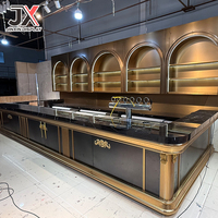 Comptoir de bar de restaurant de luxe sur mesure avec dessus en marbre noir, vitrine à vin dorée en forme d'arche, ensemble de meubles de cocktail haut de gamme OEM