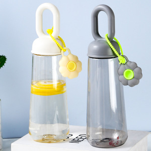 Bouteille d'eau créative en plastique en forme de pétale avec poignée en boucle, sans BPA, colorée, portable, pour étudiants, activités de plein air, école et voyages - Product Image 5
