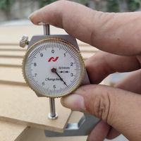 Fabrication de panneau de bois Mdf en mélamine brute ordinaire de 18mm pour panneau de porte Mdf/panneau de meubles Chine moderne intérieur bois massif E1