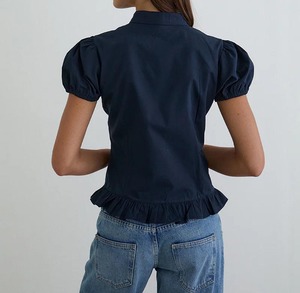 Camicetta da donna blu navy con colletto alla coreana, maniche a sbuffo, scollo a goccia, orlo arricciato e bottoni - Product Image 3