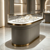 Comptoir d'exposition de bijoux en verre incurvé de luxe avec éclairage LED pour magasin de bijoux, mobilier de présentation personnalisé