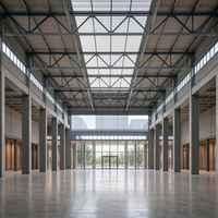 Salle d'événements moderne en structure acier avec un design de mur-rideau en verre transparent