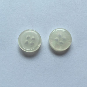 Boutons en résine MasterCard ronds blancs 10 11,5 12,5 mm à quatre trous nacrés pour chemises et tricots - Product Image 3
