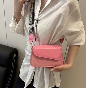 Versatile Design Women's Crossbody Bag Simple Fashionable <b>Square</b> Shoulder Bag with Zipper Closure Single Strap PU Waterproof - Product Image 5