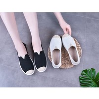 Sepatu kanvas terlaris, lembut, nyaman, dan bernapas, cocok untuk pemakaian kasual sehari-hari.