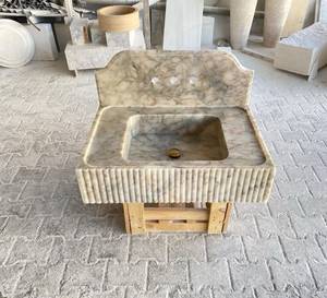 Vasque de salle de bain en marbre beige cannelé avec crédence intégrée |   Lavabo de salle de bain en pierre intégré |   Meuble-lavabo mural de luxe - Product Image 4