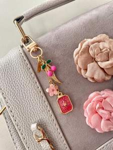 سلسلة مفاتيح مصنوعة يدويًا من المينا الصلبة مع خرز، حلية متدلية للحقيبة بتصميم منشوري، حلقة مفاتيح مخصصة من سبائك الزنك المطلية بالمينا، تحفة معدنية للجمع - Product Image 2