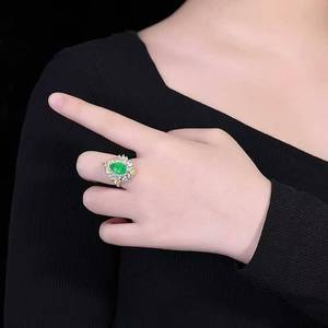 Anillo de esmeralda natural, Origen: Panjshir, Afganistán 0.75ct, oro de 18K, doble halo, media pavé con 68 piezas de diamantes naturales de 0.51ct - Product Image 5
