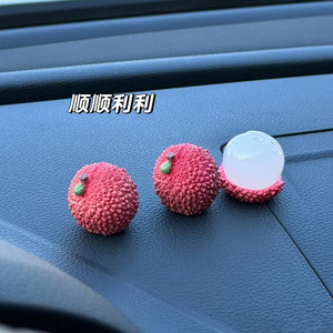 เครื่องประดับคอนโซลรถยนต์รูปลิ้นจี่สีแดงสด ทำจากเรซิ่น สำหรับตกแต่งหน้าจอรถยนต์ - Product Image 4