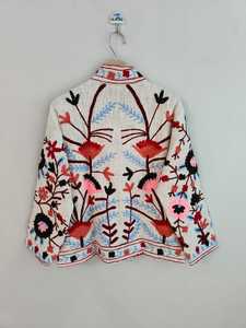 Veste Suzani en coton blanc TNT faite à la main, broderie ethnique artisanale, manteau d'hiver bohème, tenue de festival artistique, veste brodée - Product Image 6